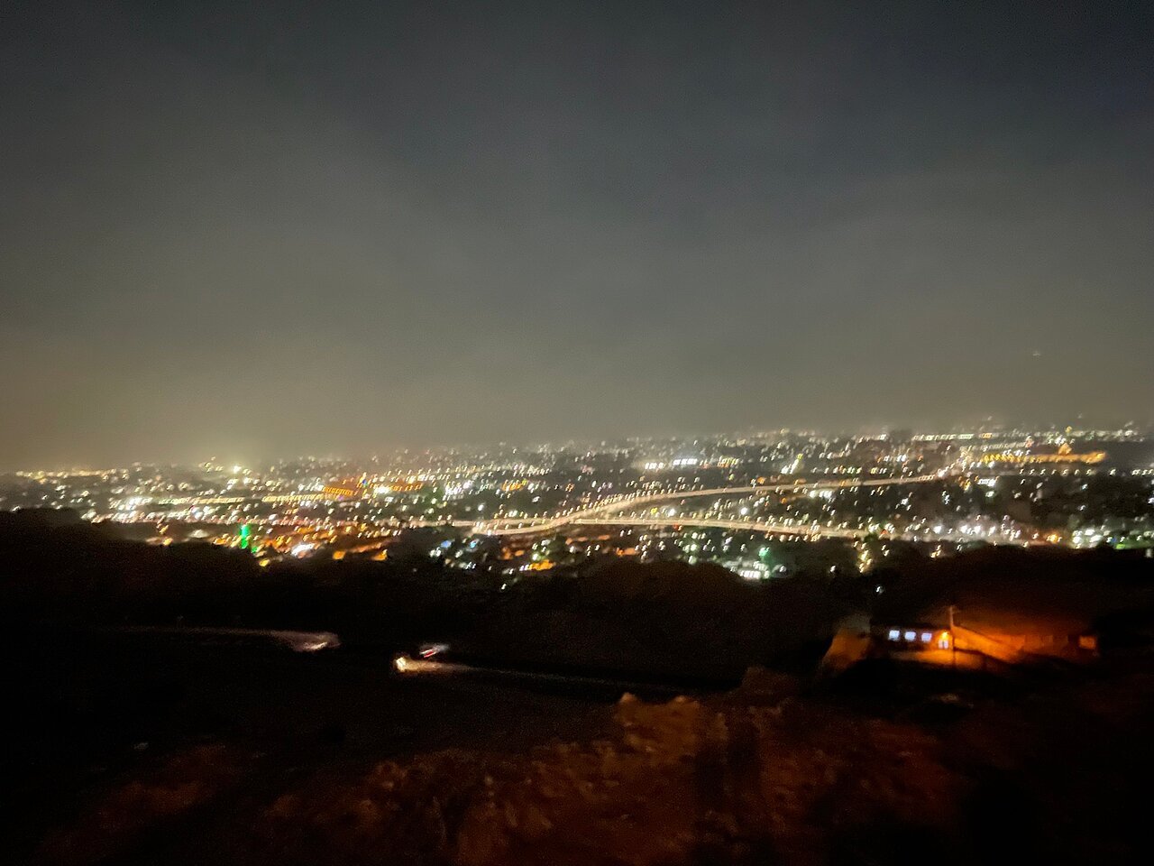 Nocne niebo nad miastem z widoczną łuną świetlną